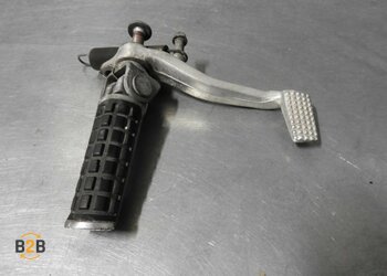 voetsteunen en schetsplaten, rempedaal