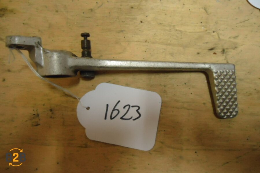 voetsteunen en schetsplaten, rempedaal